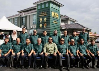 MUHAMMAD Sanusi Md. Noor (tengah) bergambar bersama pengurusan KFA ketika majlis perasmian Wisma KFA