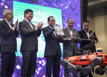 MOHAMED Khaled Nordin diiringi tetamu kenamaan melancarkan buku meja kopi industri @POLYCC pada Majlis Penasihat Industri Politeknik 2023 (PIAC 2023) di Hotel Sama-sama Sepang. - UTUSAN/FAISOL MUSTAFA