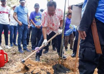 ABDUL RAHMAN Mohamad (depan, tengah) menanam anak pokok hutan sempena Program Anak  Muda Pahang Sayang Bumi di Gua Bama, Padang Tengku di Lipis, Pahang. - FOTO/HARIS FADILAH AHMAD