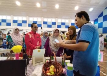 KASEMANI Embong (tengah) membuat lawatan di tapak pameran pada Sambutan Hari Kesihatan Lelaki di Sungai Tarom di Setiu, Terengganu. - UTUSAN/WAN ZURATIKAH IFFAH WAN ZULKIFLI