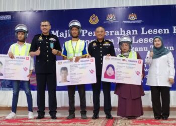 ROSPIAGOS Taha (tiga dari kanan) bergambar bersama penerima lesen memandu pada  Program MyLesen peringkat Negeri Terengganu di SM Seri Nering, Besut, hari ini. - UTUSAN/ WAN ZURATIKAH IFFAH WAN ZULKIFLI