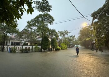 KEADAAN banjir di Terengganu hampir pulih sepenuhnya apabila tinggal tiga sekeluarga lagi masih berada di PPS sehingga pukul 9 malam tadi. - UTUSAN/KAMALIZA KAMARUDDIN