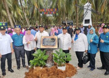 SAARANI Mohamad (empat dari kanan) pada perasmian Laman Perak Sejahtera Mardi di Sungai Sumun, Bagan Datuk hari ini. - UTUSAN