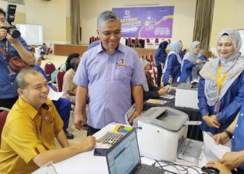 MASRI Razali (berdiri tengah) mendengar aduan yang diajukan oleh pelanggan pada Hari Bertemu Pelanggan MBS di Nilai dekat Seremban hari ini.-UTUSAN/NAZARUDIN SHAHARI.