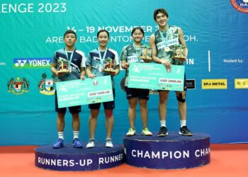 PEMAIN beregu negara, Hoo Pang Ron/Cheng Su Yin  (kanan) muncul juara beregu campuran badminton Cabaran Antarabangsa Petronas Malaysia 2023  menewaskan gandingan Taiwan, Lin Yu Chieh/Hsu Yin Hui di  Ipoh, semalam. - UTUSAN/MUHAMAD NAZREEN SYAH MUSTHAFA