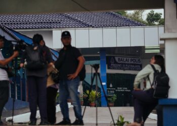 PENGAMAL media masih menanti kemunculan Mr. H di Balai Polis Presint 11, di Putrajaya.