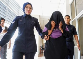 MULYATI Kalim dibawa oleh anggota polis ke Mahkamah Sesyen Petaling Jaya bagi menghadapi pertuduhan mengabai Qaseh Aulia Faizul sehingga mengakibatkan kematiannya.