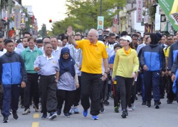 SULTAN Nazrin Muizzuddin Shah dan Tuanku Zara Salim menyertai acara larian sempena sambutan Hari Ulang Tahun Keputeraan baginda di Dataran Warisan, Taiping hari ini. - UTUSAN/ZULFACHRI ZULKIFLI