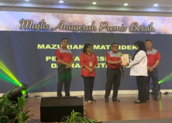 AZNAN Hassan (tengah) menyampaikan anugerah kepada pemenang ketika Majlis Anugerah Premis Makanan dan Tandas Bersih tahun 2023 di Dewan Sivik MBPJ, Petaling Jaya.