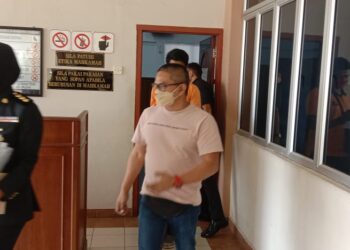 MOHD. Sopri Togil didenda RM12,500 oleh Mahkamah Majistret Seri Manjung hari ini selepas menukar pengakuan kepada bersalah atas tuduhan memperdaya pembeli serta tidak mendedahkan nombor pendaftaran perniagaan, kira-kira tujuh bulan lalu. - UTUSAN