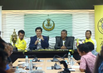 NEOW Choo Seong (dua dari kiri) pada sesi ramah mesra bersama media di Menara SSI di Ipoh semalam. - UTUSAN/MUHAMAD NAZREEN SYAH MUSTHAFA