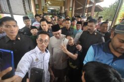 Anwar solat Jumaat bersama 1,800 jemaah Surau Al-Furqan