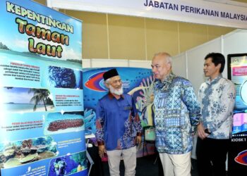 SULTAN Nazrin Muizzuddin Shah melawat pameran pada Majlis Penyampaian Sijil Penghargaan Program Hari Konservasi Pulau Sembilan di Ipoh hari ini. - UTUSAN/MUHAMAD NAZREEN SYAH MUSTHAFA