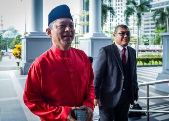 RAZALI Idris tiba di Mahkamah Sesyen Kuala Lumpur bagi menghadapi pertuduhan menyebut perkataan berbaur hasutan iaitu menghina keputusan mahkamah serta memfitnah kerajaan. - UTUSAN/IQBAL ROSLI