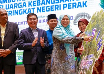 SALBIAH Mohamed (kanan) merasmikan Sambutan November Bulan Keluarga Kebangsaan 2023 peringkat negeri Perak di Bangunan Setiausaha Kerajaan Negeri (SUK) di Ipoh hari ini. - UTUSAN