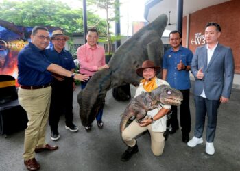 LOH Sze Yee (tiga dari kiri) dan Shaik Rizal Sulaiman (kiri) pada Pelancaran Dinosaur Park, Dinosaur Encounter @ Silverlakes Village Outlet Batu Gajah hari ini. - UTUSAN/MUHAMAD NAZREEN SYAH MUSTHAFA