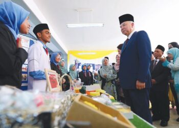 SULTAN Nazrin Muizzuddin Shah berkenan melawat pameran pelajar selepas Majlis Perasmian Sekolah Menengah Kebangsaan Proton City Tanjung Malim, Perak.