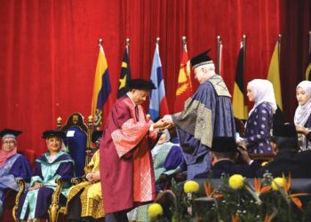 Sultan Nazrin Muizzuddin Shah selaku Canselor Universiti Malaya menganugerahkan gelaran Ijazah Kehormat Dalam Polisi Awam kepada tokoh ekonomi, Tan Sri Dr. Sulaiman Mahbob pada Istiadat Konvokesyen UM Ke-63 di Kuala Lumpur, semalam.