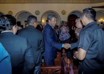 MOHAMAD Hasan (tengah) bersalaman dengan tetamu selepas merasmikan merasmikan Program Pembangunan Kapasiti Dan Sesi Dialog Awam Rang Undang-Undang Keselamatan Siber 2023 di Universiti Islam Antarabangsa (UIA), hari ini. - UTUSAN/FARIZ RUSADIO