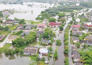 PEMANDANGAN dari udara keadaan banjir yang berlaku di Kampung Gong Baru, Kuala Terengganu, baru-baru ini. - UTUSAN/PUQTRA HAIRRY ROSLI