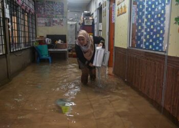 KEADAAN salah sebuah sekolah di Terengganu yang dinaiki air dalam kejadian banjir sejak Isnin lalu.