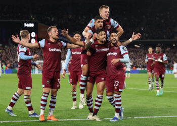 PEMAIN West Ham United meraikan kejayaan mereka menumpaskan Olympiakos 1-0 dalam aksi Liga Europa awal pagi tadi.