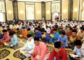 JEMAAH membaca Yasin pada Majlis Kesyukuran dan Doa Selamat Sempena Hari Keputeraan Sultan Perak Tahun 2023 di Masjid Ubudiah, Kuala Kangsar hari ini.  - UTUSAN/MUHAMAD NAZREEN SYAH MUSTHAFA