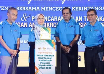 DR. ZALIHA Mustafa (dua dari kiri) melancarkan Pelan Tindakan Kerintangan Antimikrob Malaysia (MyAP-AMR) 2022 -2026 di Putrajaya,  hari ini.