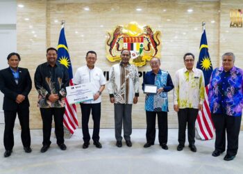 ZAMBRY Abd. Kadir (tengah) bersama wakil Kumpulan Yayasan Al Bukhary dan Tabung Warga TNB Prihatin yang menyumbang untuk Tabung AAKRP dalam satu majlis, hari ini. 