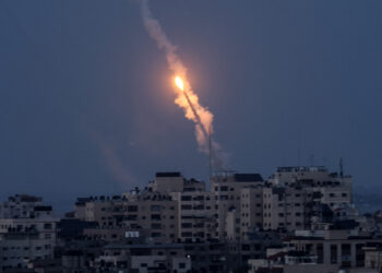 IRON Dome milik Israel dilaporkan gagal menangkis serangan roket dari Gaza, malah satu daripadanya jatuh di wilayah Israel. - AFP