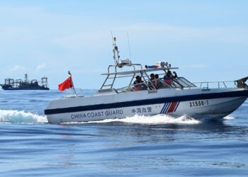 KAPAL peronda Pengawal Pantai China melakukan rondaan di Second Thomas Shoal di Laut China Selatan. - AFP