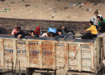 PENDUDUK Palestin yang melarikan diri dari Khan Yunis tiba di Rafah di selatan Semenanjung Gaza. - AFP