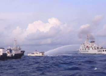 KAPAL peronda China melepaskan tembakan meriam air ke arah kapal Pengawal Pantai Filipina di kawasan pertikaian Laut China Selatan. - AFP