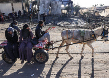 PENDUDUK Palestin berpindah ke Khan Yunis menggunakan keldai di Rafah, selatan Semenanjung Gaza. - AFP