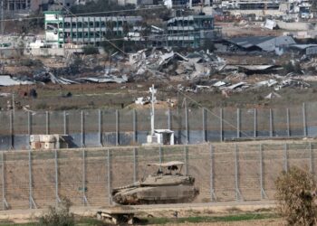 KERETA kebal bergerak di sepanjang sempadan dengan Semenanjung Gaza di tengah-tengah konflik Israel-Hamas berterusan. - AFP 