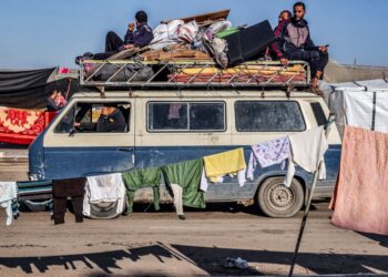 SEBUAH bas mini membawa penduduk yang melarikan diri tiba di Rafah di selatan Semenanjung Gaza.-AFP