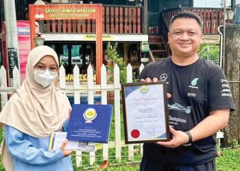 TUANKU Syed Faizuddin Putra Jamalullail menyampaikan Anugerah Ikon Didik Asnaf Majlis Agama Islam Dan Adat Istiadat Melayu Perlis (MAIPs)  bagi Kawasan Arau 2023 kepada Nur Alia Maisara Abdullah di pekarangan Rumah Warisan Arau, Perlis semalam.-UTUSAN