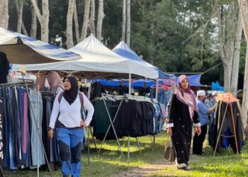 SUASANA  nyaman dan redup di bawah rimbunan pokok getah menjadi tarikan pengunjung di pasar pagi atau nat pokok getah di Pauh, Arau, Perlis semalam.- UTUSAN/MOHD. HAFIZ ABD. MUTALIB