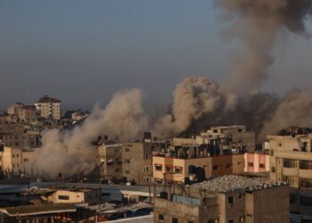 KEPULAN asap di beberapa bangunan yang dibedil tentera Zionis di Rafah, selatan Semenanjung Gaza. - AFP