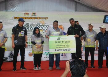 Ab. Rauf Yusoh menerima zakat TH2022 untuk asnaf dan anak yatim di DUN Sungai Rambai pada Majlis Perasmian Penutup Karnival D’Bendang di Kampung Parit Penghulu Benteng, Sungai Rambai, Jasin, Melaka. UTUSAN/AMRAN MULUP