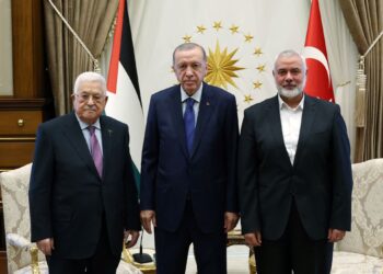 PRESIDEN Turkiye, Recep Tayyip Erdogan (tengah) bersama Presiden Palestin, Mahmoud Abbas (kiri) dan pemimpin Hamas, Ismail Haniyeh (kanan) dalam pertemuan di Ankara pada Julai lalu. - AFP