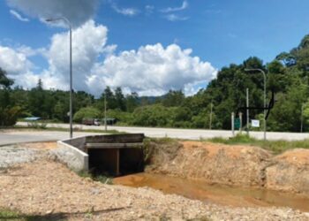 DUA pembentung dibina bagi menampung jumlah air di perparitan hadapan perumahan Taman Gambang Damai, Kuantan, Pahang yang sering menjadi punca kepada masalah jalan dinaiki air setiap kali tiba musim tengkujuh. - UTUSAN/NORHAFIZAN ZULKIFLI