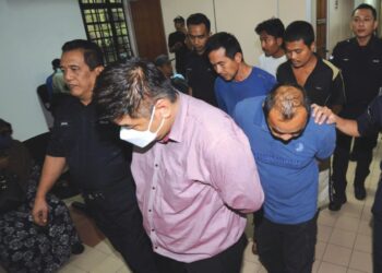 LOONG Chan Yow (depan) bersama Wong Fook Loy , Chai Choon Foo dan dua lagi lelaki Myanmar, Win Min Hliang serta Kaung Myat Phyoe didakwa atas pertuduhan mengedar dadah di Mahkamah Majistret Johor Bahru, Johor, semalam.