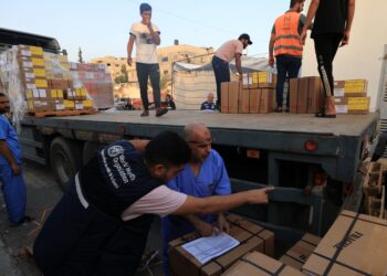 PEKERJA memunggah bantuan perubatan dari WHO di Hospital Nasser di Khan Yunis, selatan Semenanjung Gaza. - AFP