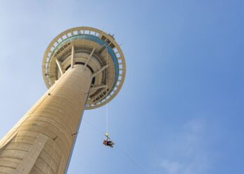 MACAU Tower terkenal dengan aktiviti bungee jump tertinggi di dunia.-AGENSI