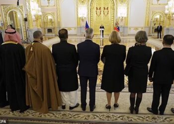 VLADIMIR Putin berucap ketika majlis diplomatik di Kremlin namun mengekalkan jarak yang jauh daripada duta-duta luar negara yang hadir.-AGENSI