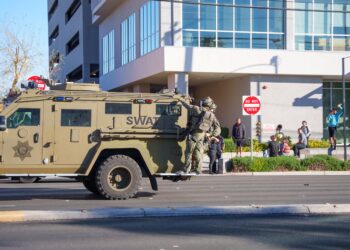 PASUKAN keselamatan tiba di kampus Universiti Nevada di Las Vegas selepas insiden tembakan berlaku yang meragut tiga nyawa. - AFP