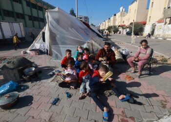 SEBUAH keluarga Palestin yang melarikan diri dari Khan Yunis mendirikan kem di Rafah berhampiran sempadan Semenanjung Gaza dengan Mesir.-AFP