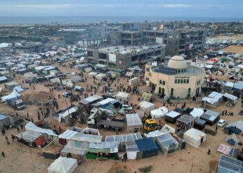 PEMANDANGAN udara menunjukkan penduduk Palestin yang kehilangan tempat tinggal mendirikan khemah buatan sendiri di Rafah, selatan Semenanjung Gaza yang bersempadan dengan Mesir. - AFP