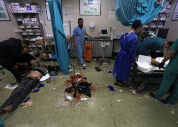 PETUGAS perubatan memberikan rawatan kepada penduduk Palestin yang cedera di Hospital Nasser di Khan Yunis, selatan Semenanjung Gaza. - AFP